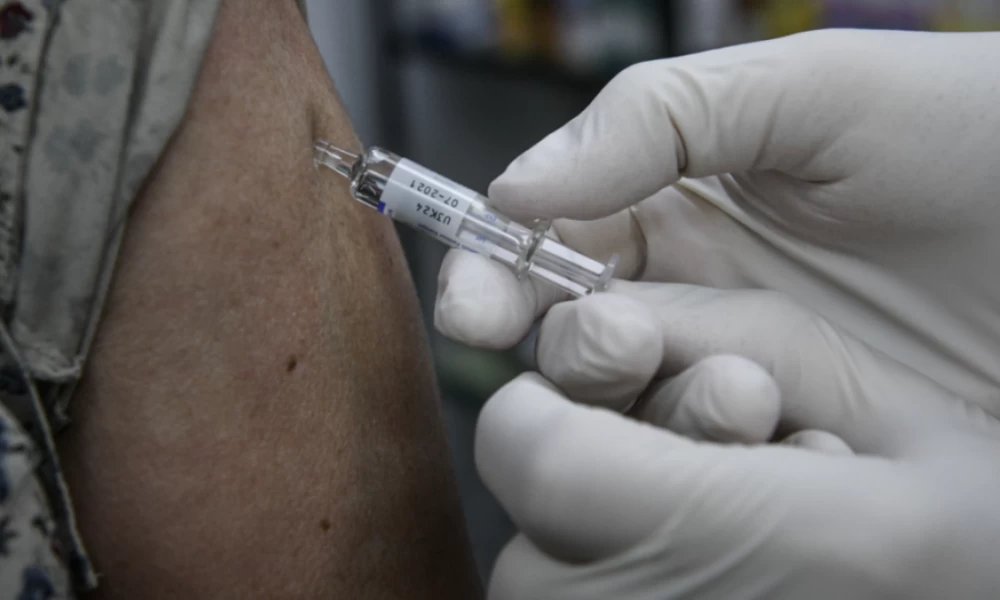 Ουαλία: Νοσοκόμα θετική στον κορονοϊό τρεις εβδομάδες μετά τον εμβολιασμό